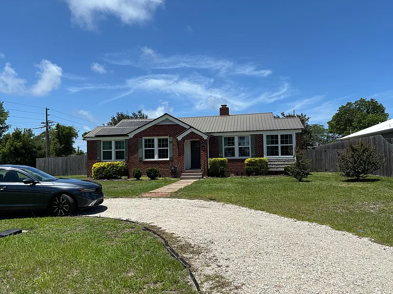 912 Garrison Ave — Photo 1