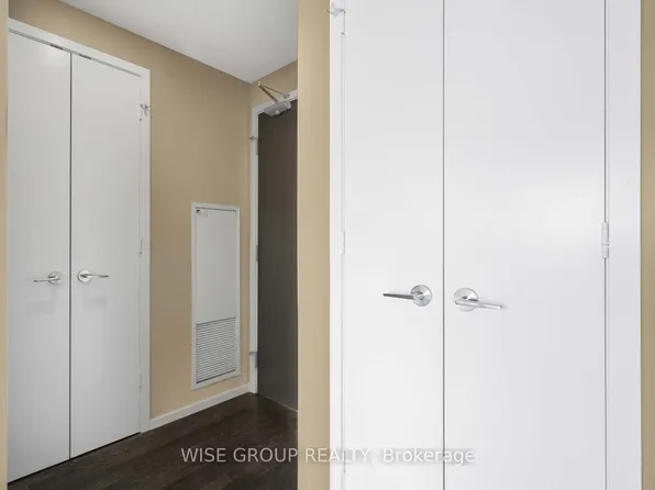 101 Charles St E, Toronto, ON