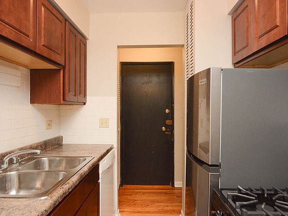 4th image of 521 W Briar Pl #D403