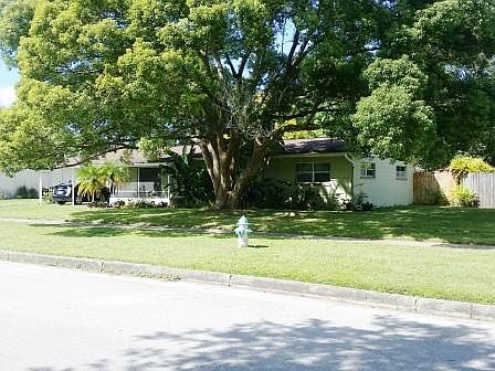 2nd image of 1825 Willow Ln