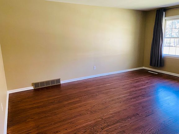5th image of 8837 Manor Ave