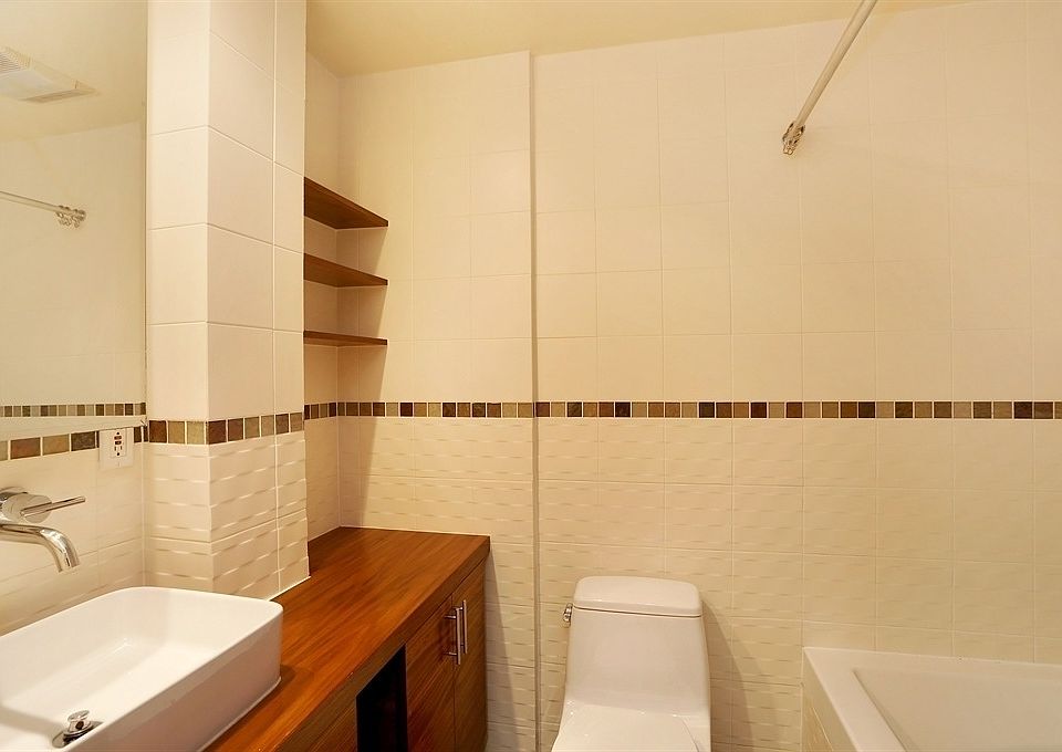 2nd image of 234-238 W 21st St