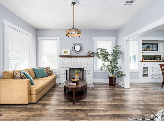 3rd image of 935 W Agarita Ave