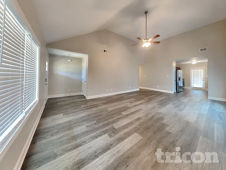 1093 Whitney Dr — Photo 2