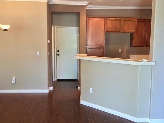 4th image of 306 Esplanade Cir