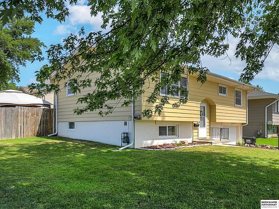 3rd image of 7418 Park View Blvd