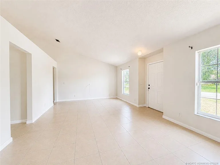 756 SE Lansdowne Ave — Photo 5