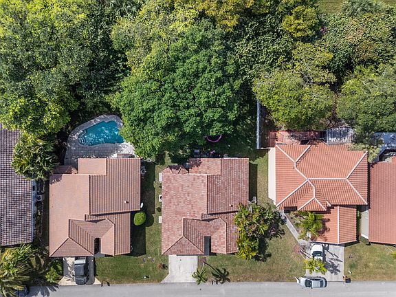 4th image of 319 NW 48th Ave