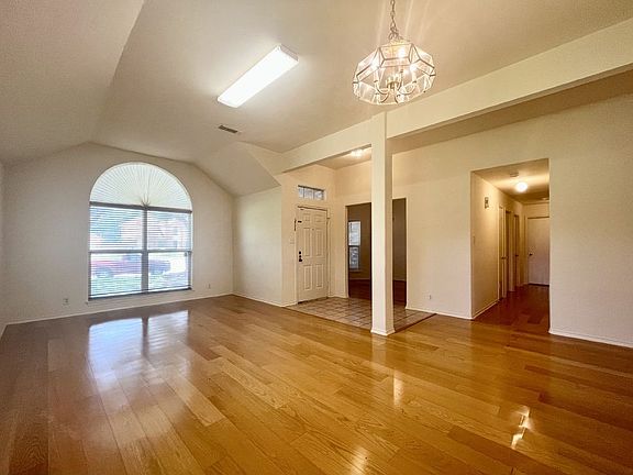 4th image of 1028 Silvertree Blvd