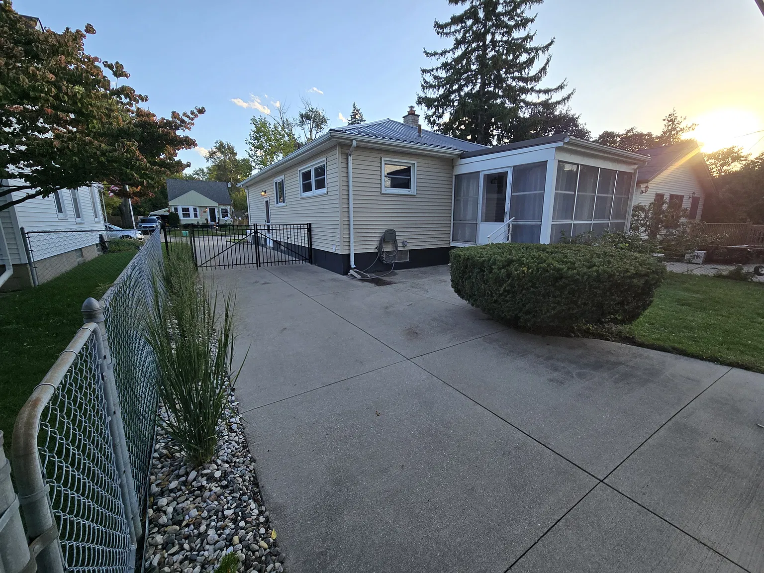 3 bed, 1020 sqft, $2,050 — Photo 3