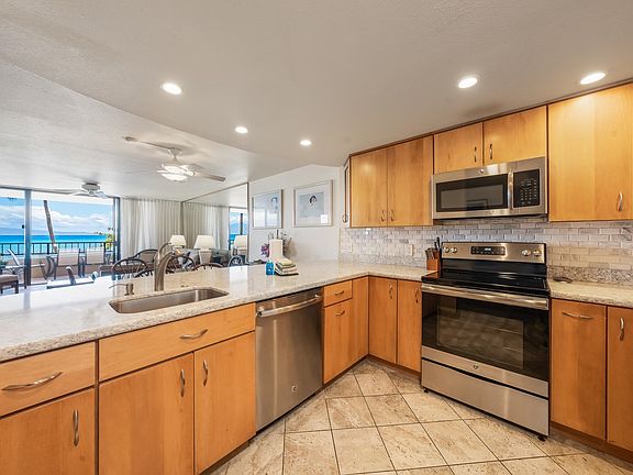 2nd image of 3601 Lower Honoapiilani Rd #122