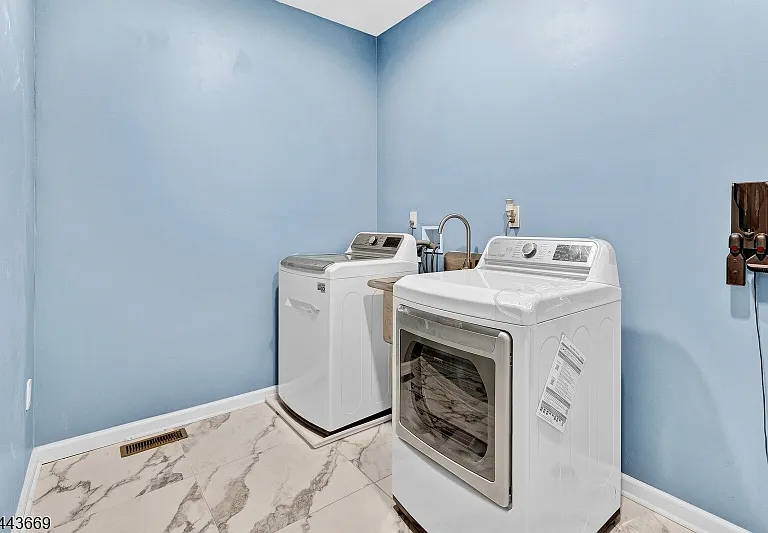 10 Stevens Ln — Photo 15