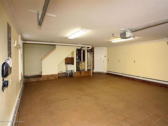 4th image of 552 Bennington Ln