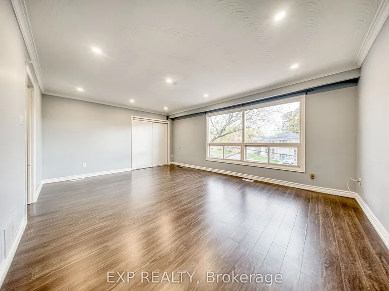 588 Warden Ave — Photo 6