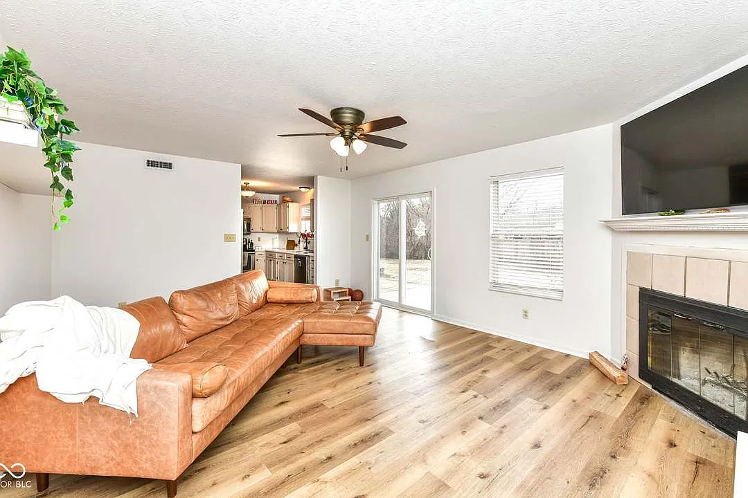 4 bed, 1912 sqft, $2,400 — Photo 2