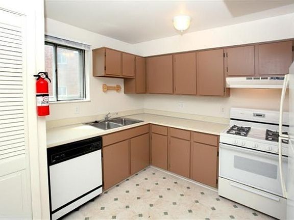 5th image of 718 Garland Cir