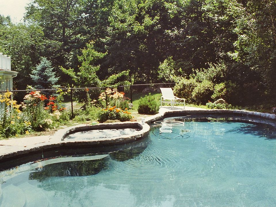 2nd image of 27 Angus Ln