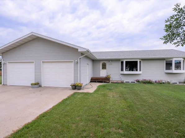 309 8th Ave NW, Hazen, ND 58545
