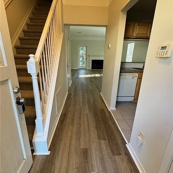 1306 Wedgewood Ct — Photo 3