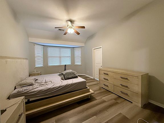 4th image of 4223 Fenetre Forest St