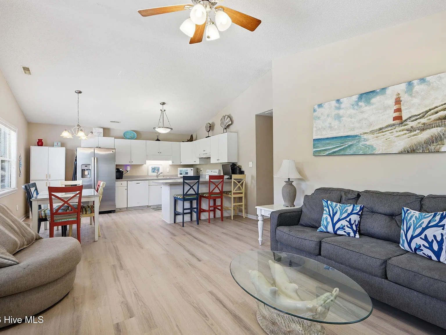 3 bed, 2.0 bath, 1130 sqft, $2,200 — Photo 4
