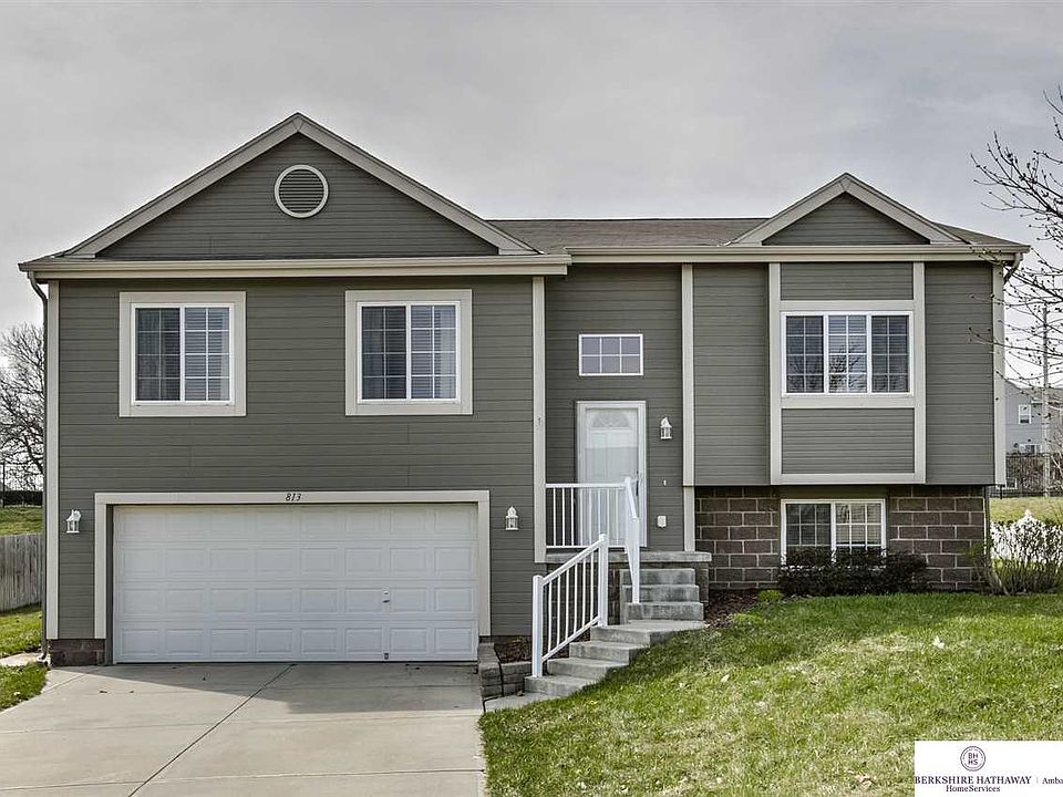 1st image of 813 Edgewater Dr