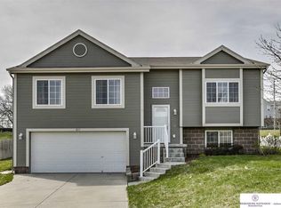 813 Edgewater Dr, Papillion, NE 68046