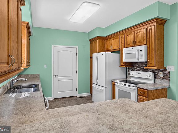 5th image of 204 Grafton Ct