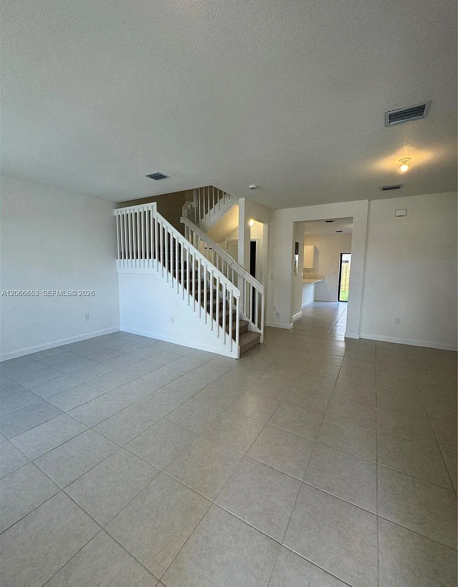 3 bed, 1483 sqft, $2,650 — Photo 2
