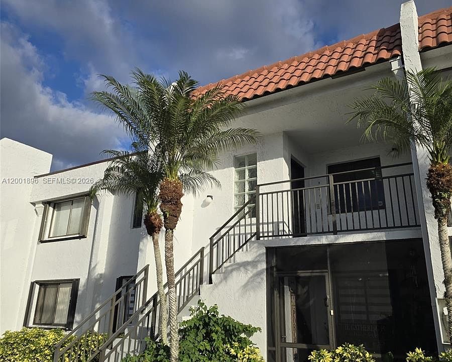 1st image of 310 Racquet Club Rd APT 204