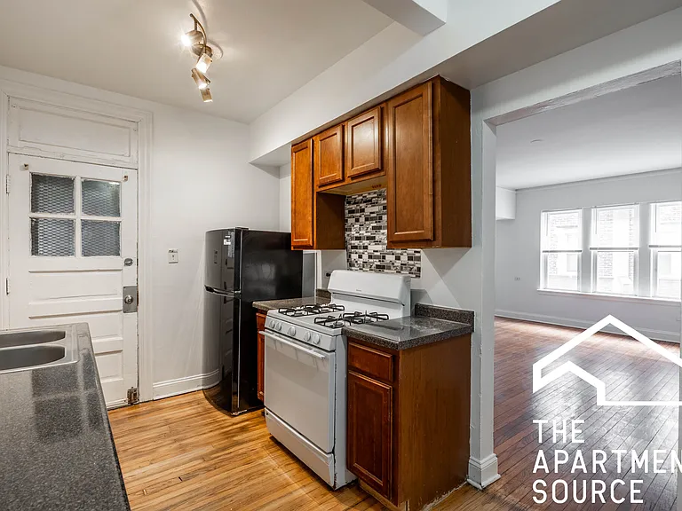 7350 N Damen Ave #G — Photo 2