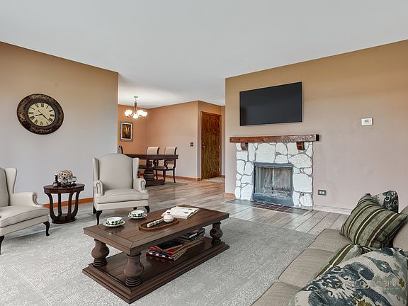 5th image of 211 Scarsdale Ct Unit A1