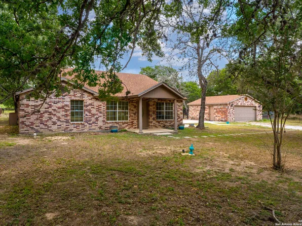 231 LONG CREEK DR, Floresville, TX 78114