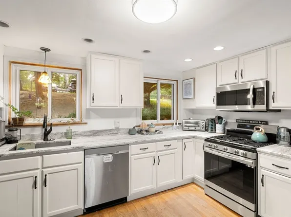 15 Park St, Middleton, MA 01949