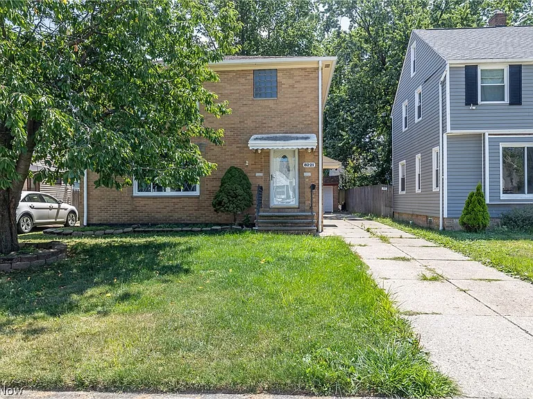 8221 Pelham Dr — Photo 3