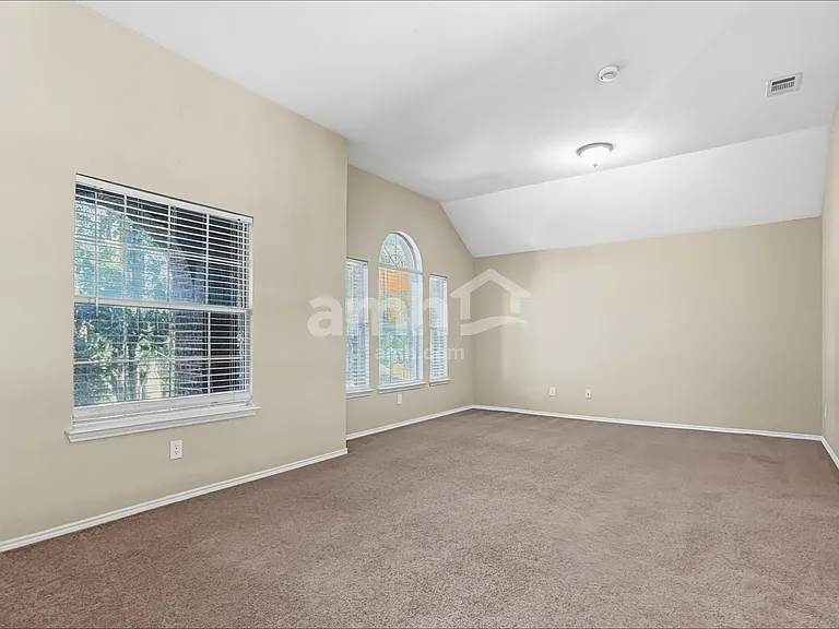 9501 Navarro St — Photo 10