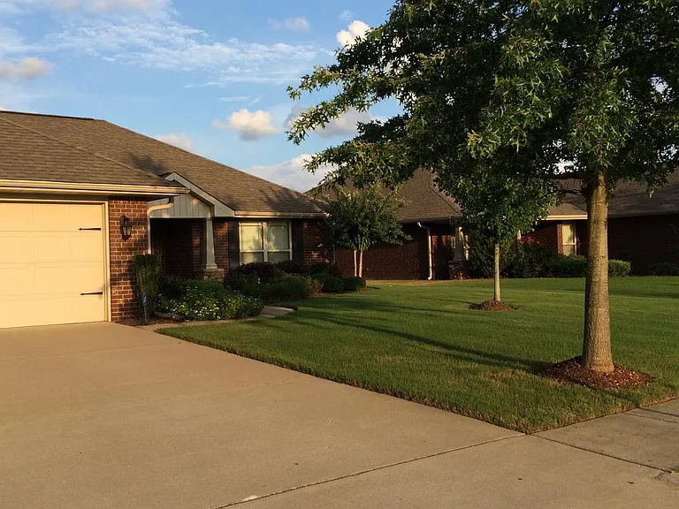 108 Grantham Cir — Photo 2