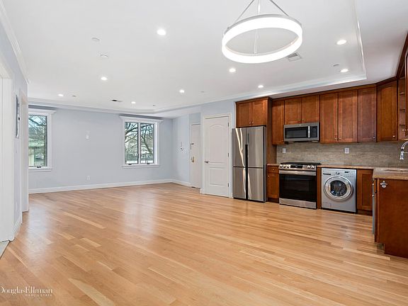 3rd image of 423 Greenwood Ave #2R