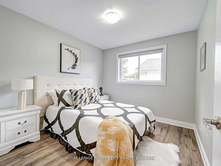 5263 Trafalgar Rd — Photo 20
