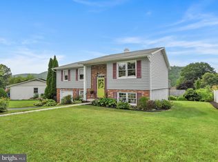 9 Crestview Dr, Pottsville, PA 17901