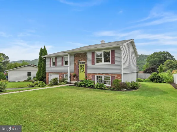 9 Crestview Dr, Pottsville, PA 17901