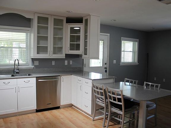 2nd image of 981 Wedgewood Dr SE