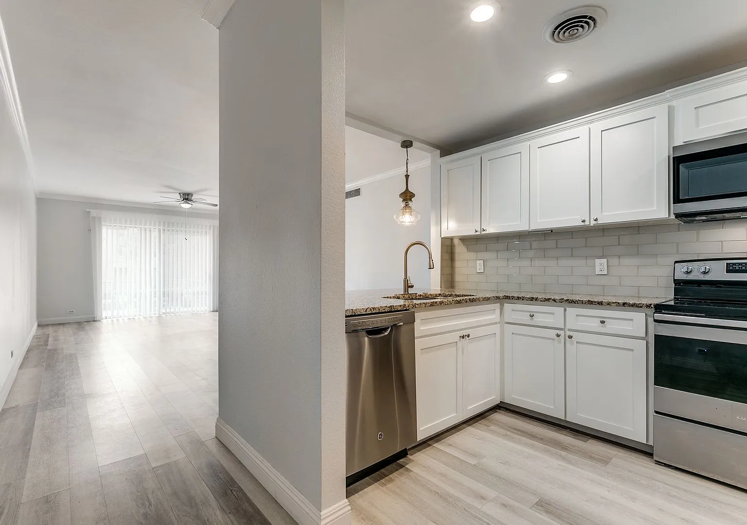 Renovated 3-Bedroom Condo At Chateau Dijon — Photo 3