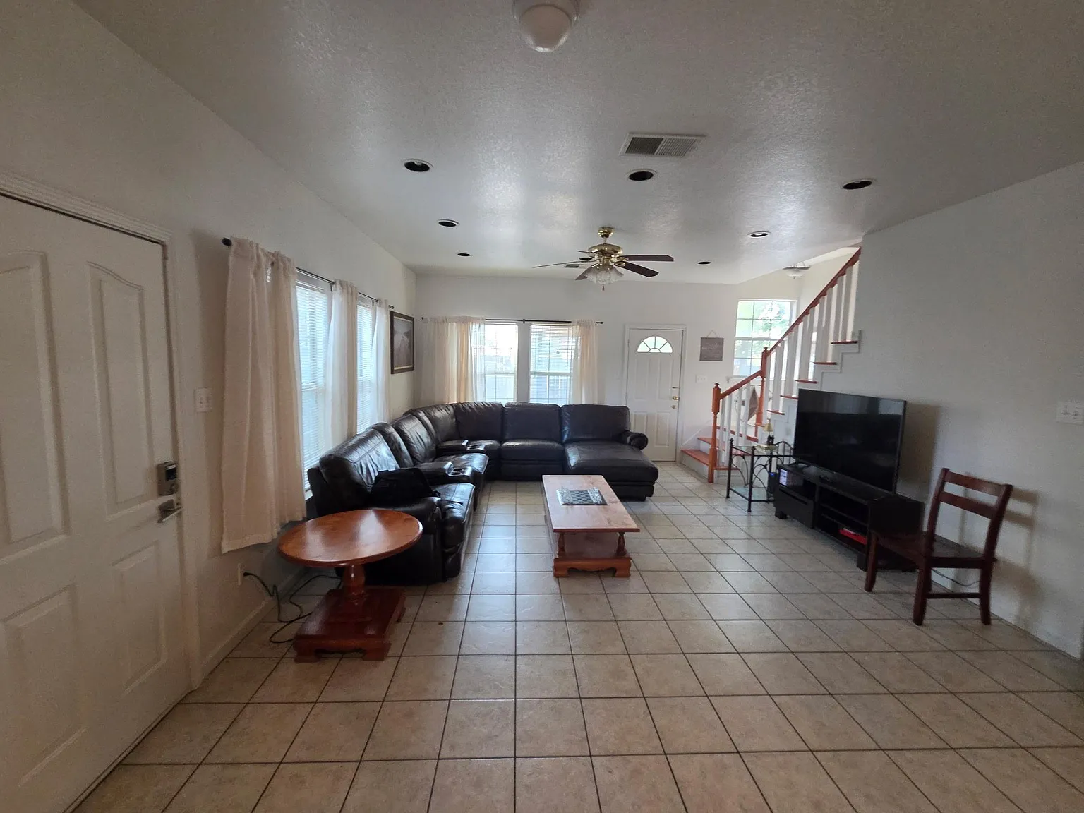 7 bed, 3.0 bath, 3040 sqft, $2,995 — Photo 2