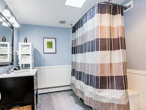 5th image of 458 E 7th St #2