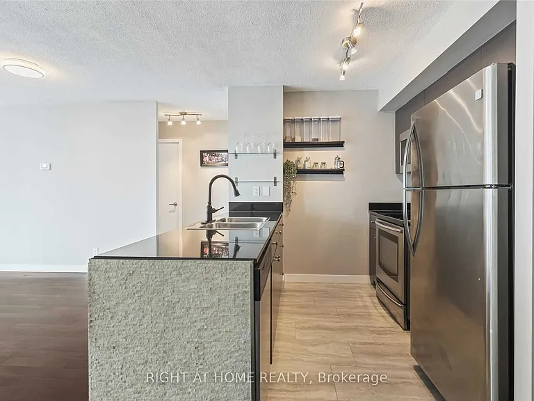 381 Front St W #2911 — Photo 7