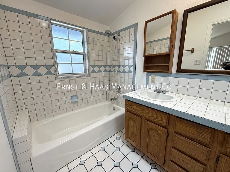 4723 Blackthorne Ave — Photo 24