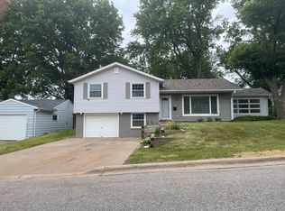 1611 Bellevue Ave, Bettendorf, IA 52722