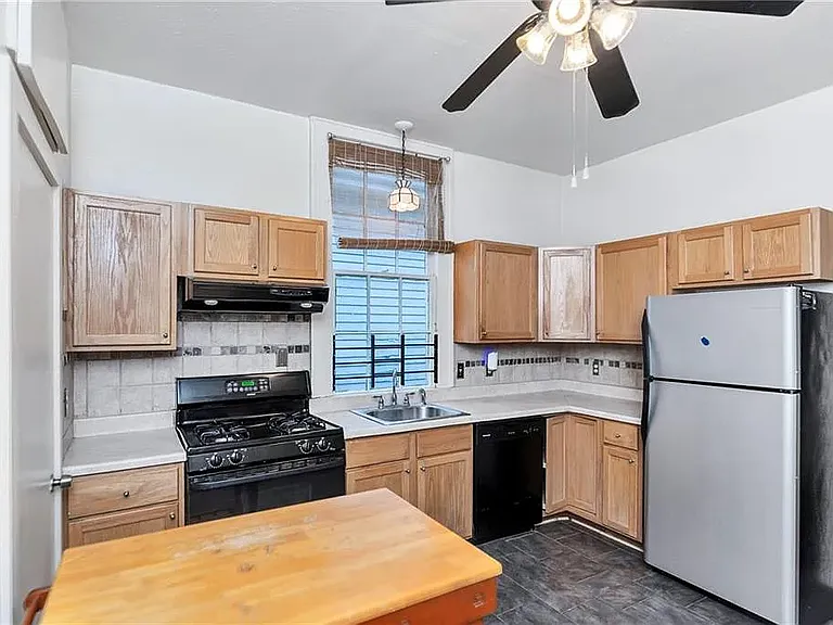 925 Port St — Photo 5