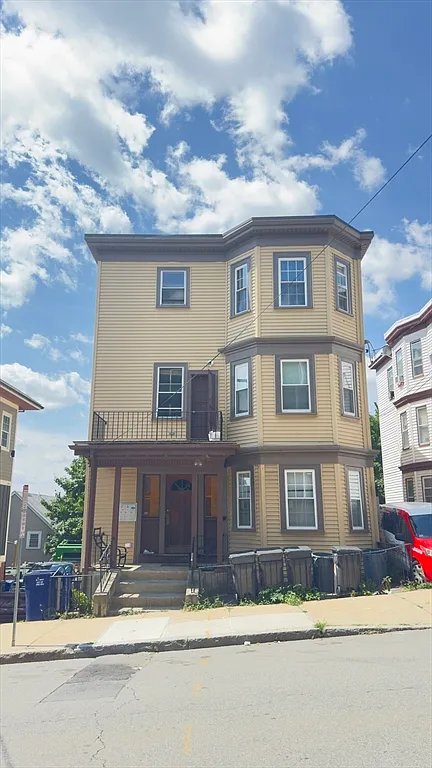 3 bed, 1.0 bath, 1500 sqft, $3,200 — Photo 2